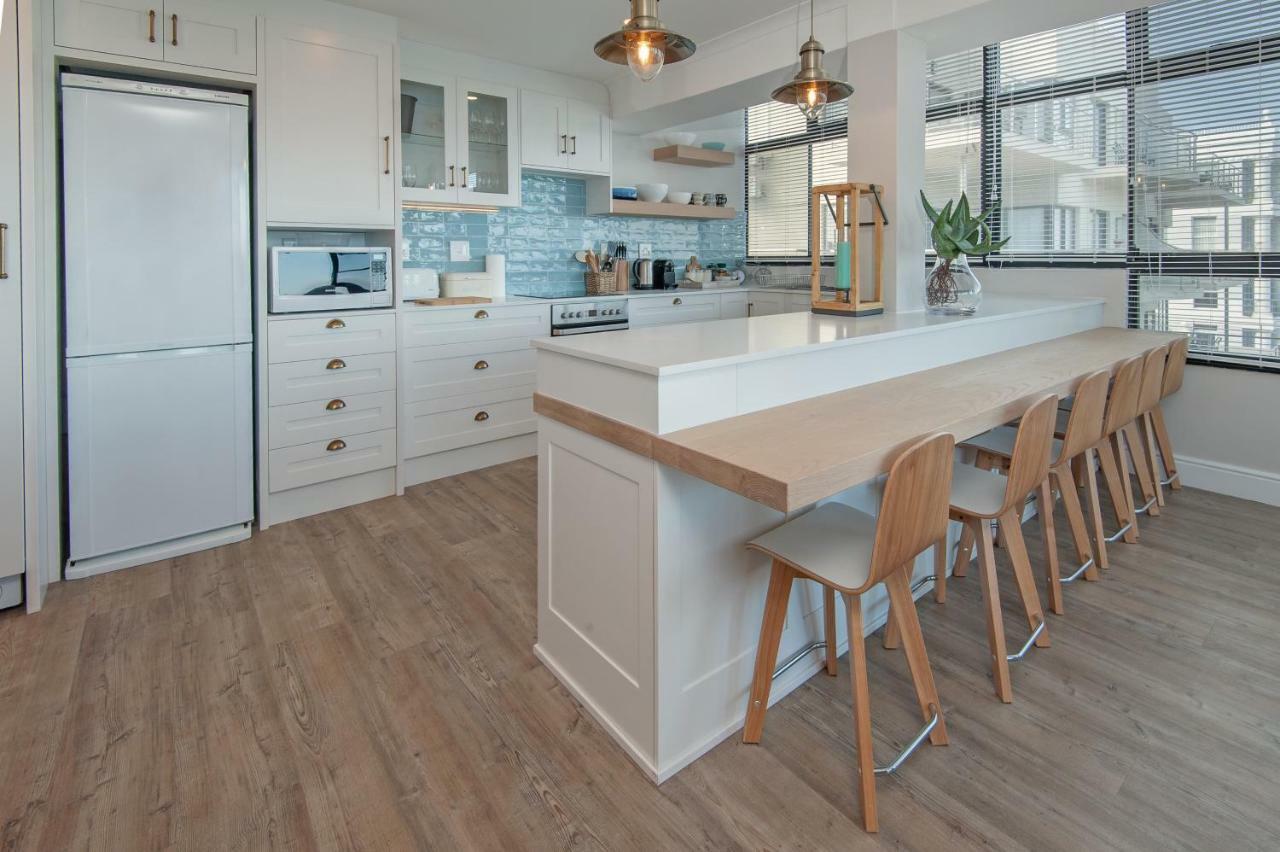 The Sun, Whales & Waves - Seafront Apartment Hermanus Buitenkant foto